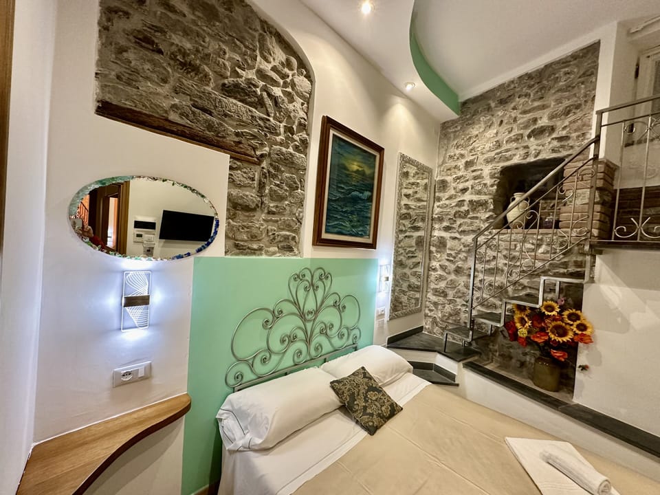 In-room safe, free WiFi, bed sheets