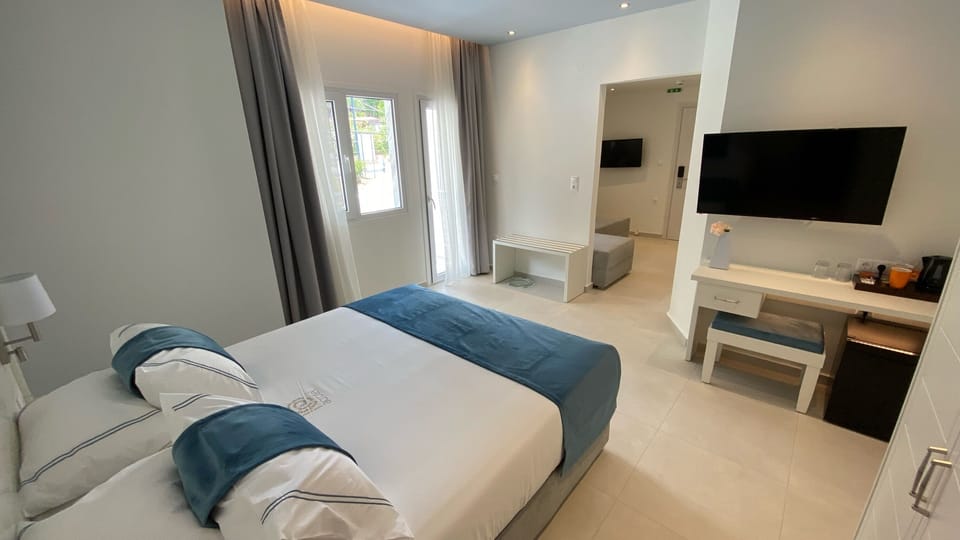 Family Room | Desk, free WiFi, bed sheets