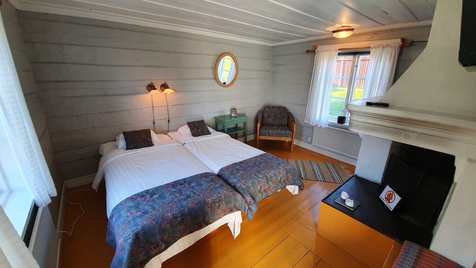 Two Beds Cabin - 2 Twin Beds | Free WiFi, bed sheets