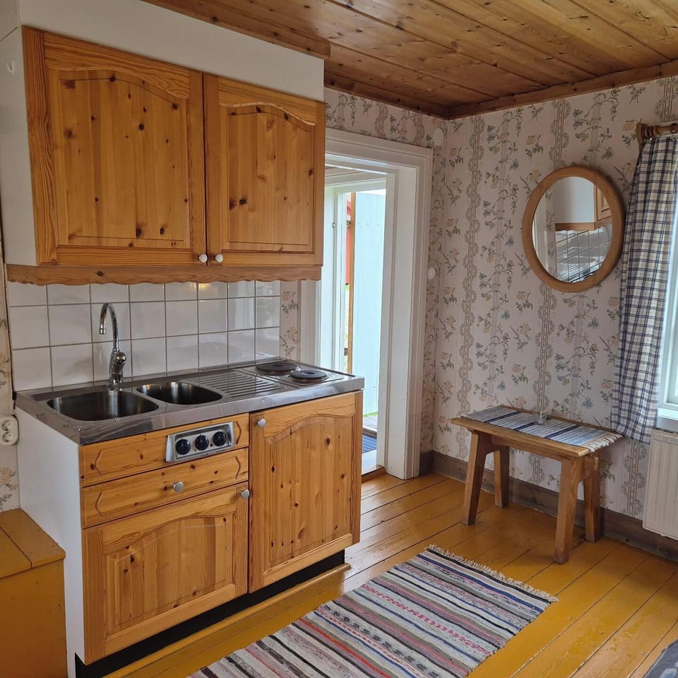 Three Beds Cabin | Private kitchen | Mini-fridge, stovetop, cookware/dishes/utensils