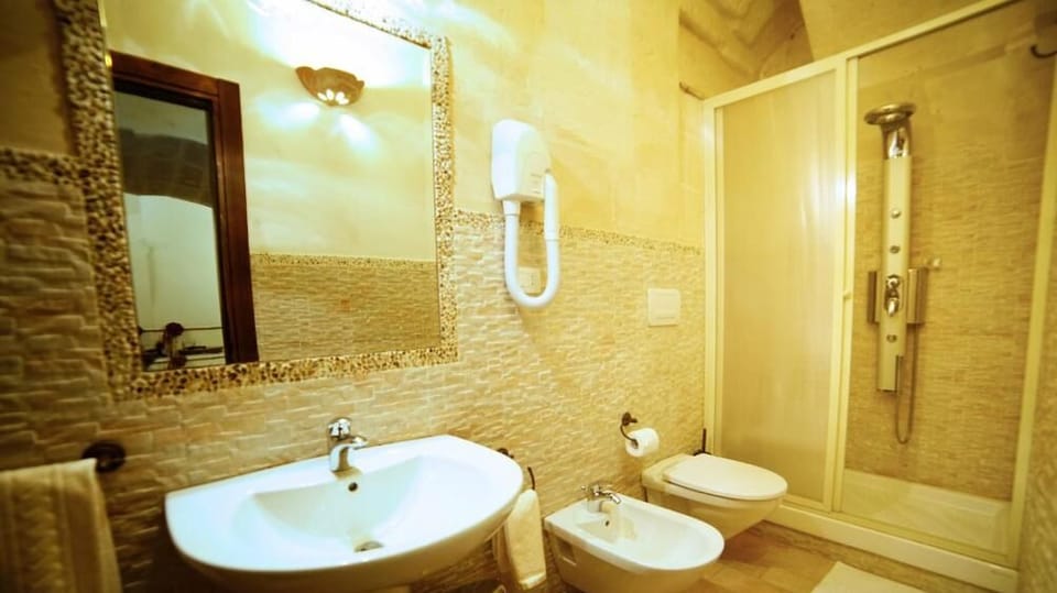 Shower, free toiletries, hair dryer, bidet