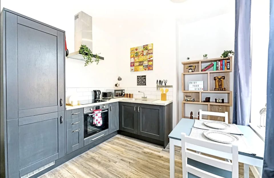 Deluxe Apartment, Private Bathroom, Garden View (olde windmill) | Shared kitchen