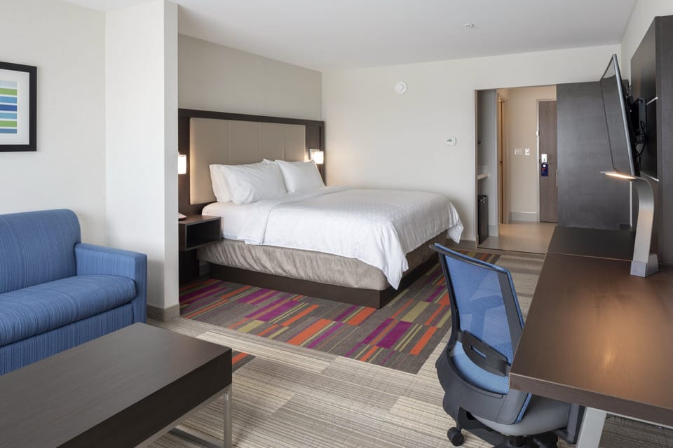 Suite, 1 King Bed | Free WiFi, bed sheets