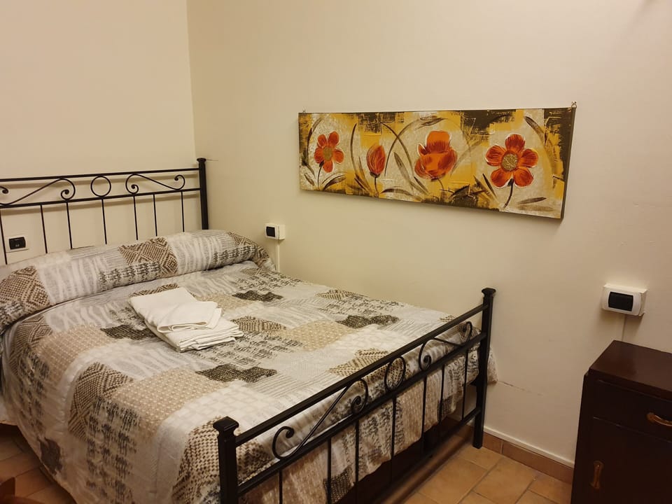 Single Room, Non Smoking | Minibar, desk, blackout drapes, soundproofing