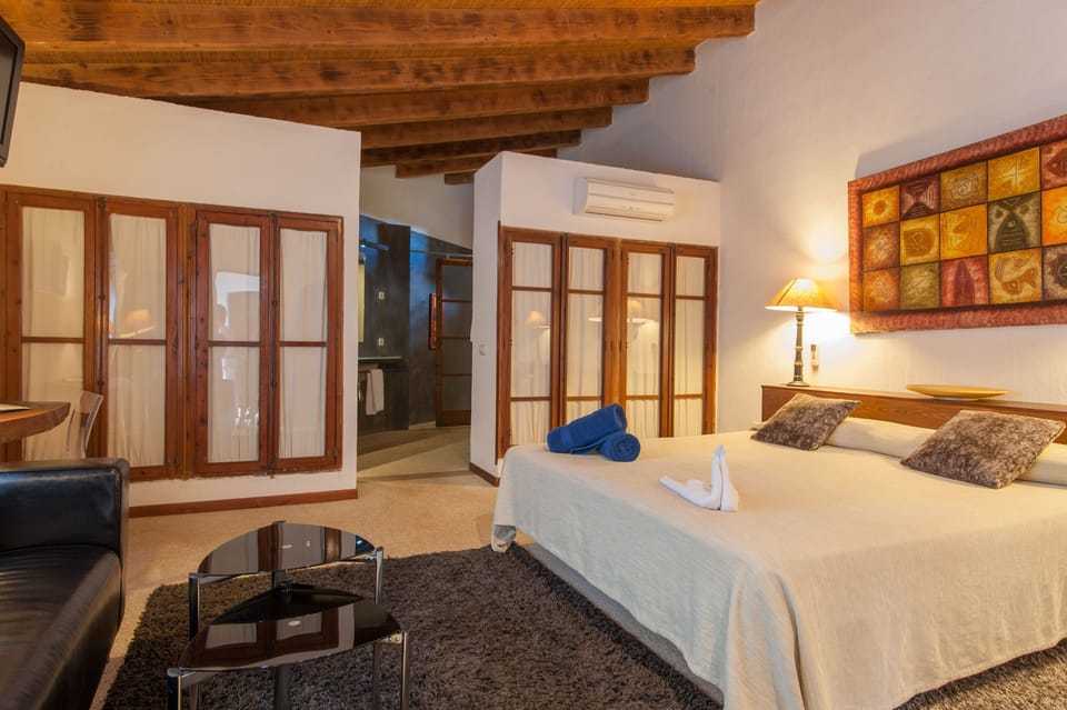Superior Suite | Egyptian cotton sheets, premium bedding, down comforters, minibar