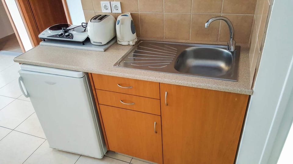 Fridge, coffee/tea maker, electric kettle, toaster