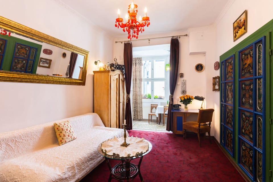 Suite, Kitchenette | Blackout drapes, iron/ironing board (on request), WiFi (free)