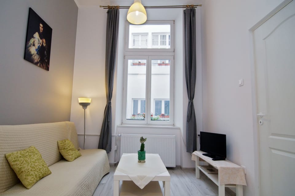 Suite, Kitchenette | Blackout drapes, iron/ironing board (on request), WiFi (free)
