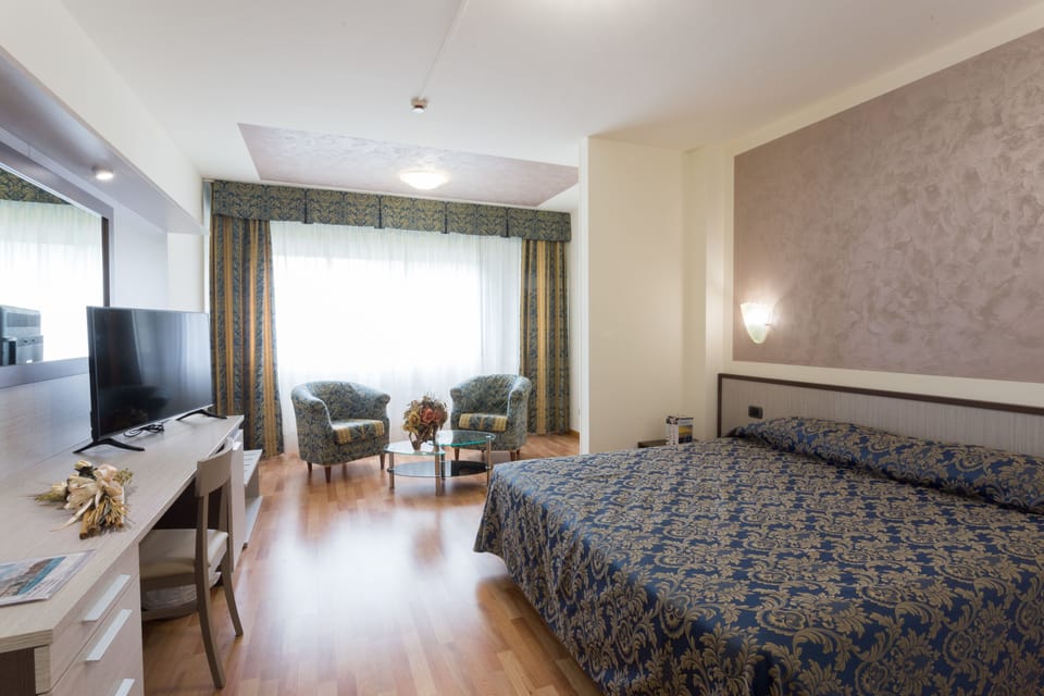 Double or Twin Room | In-room safe, desk, laptop workspace, blackout drapes