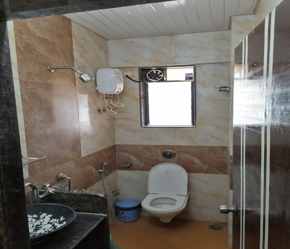 Shower, rainfall showerhead, free toiletries, towels