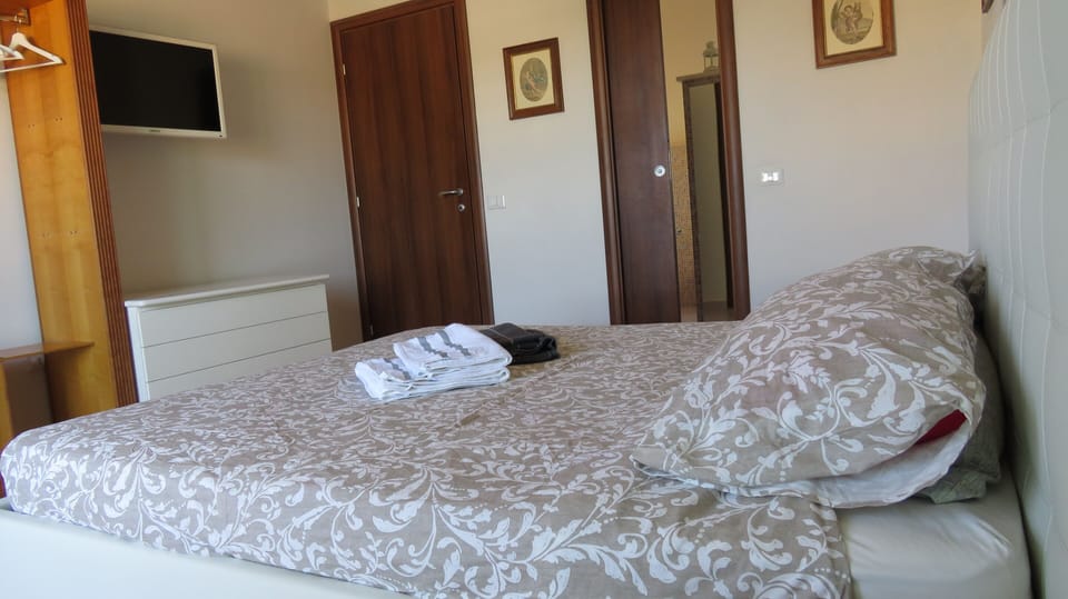 Comfort Double Room, Private Bathroom | Desk, laptop workspace, free WiFi, bed sheets