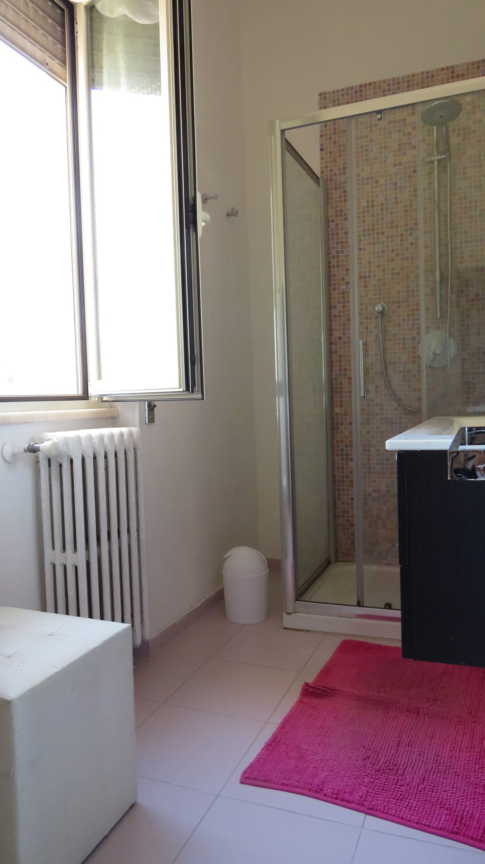 Comfort Double Room, Private Bathroom | Bathroom | Shower, rainfall showerhead, bidet, towels