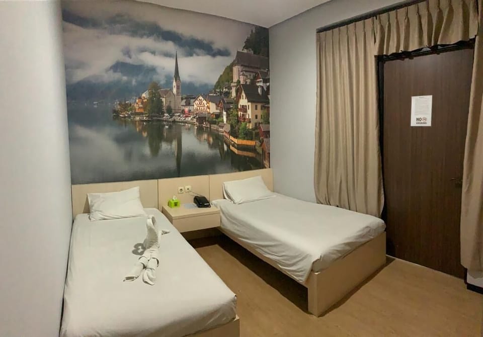 Design Double or Twin Room | Desk, free WiFi, bed sheets
