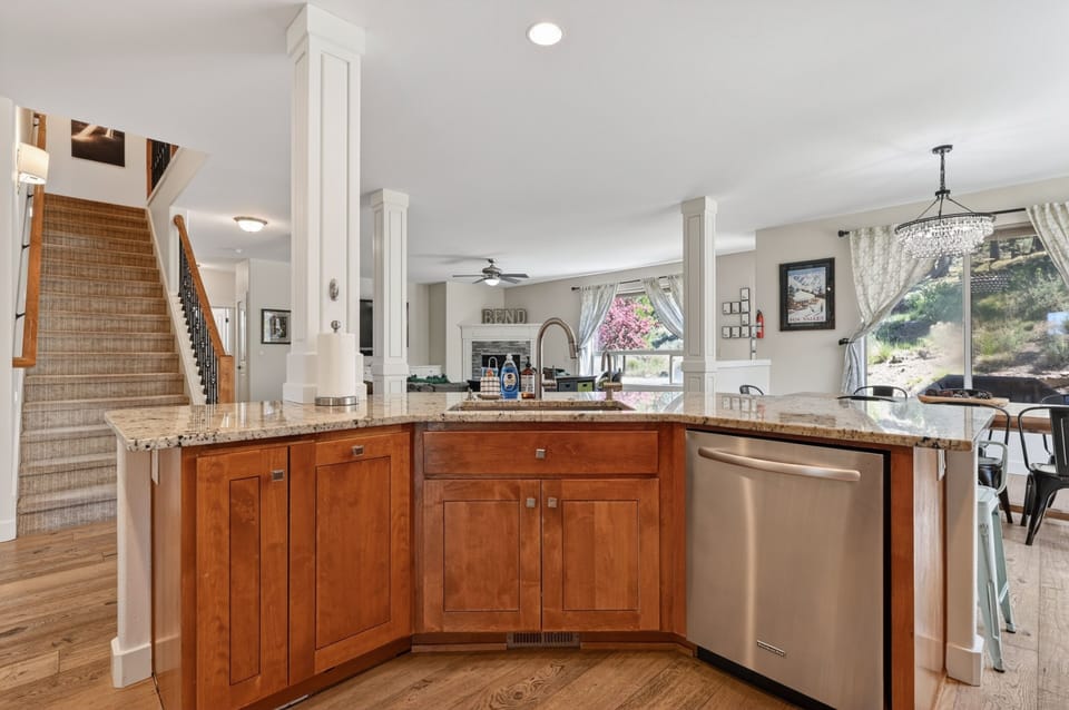 House, 5 Bedrooms | Private kitchen | Fridge, oven, stovetop, coffee/tea maker