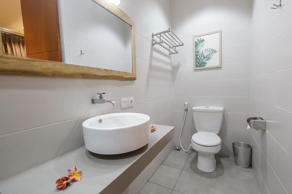 Comfort Double Room | Bathroom | Shower, towels, soap, shampoo