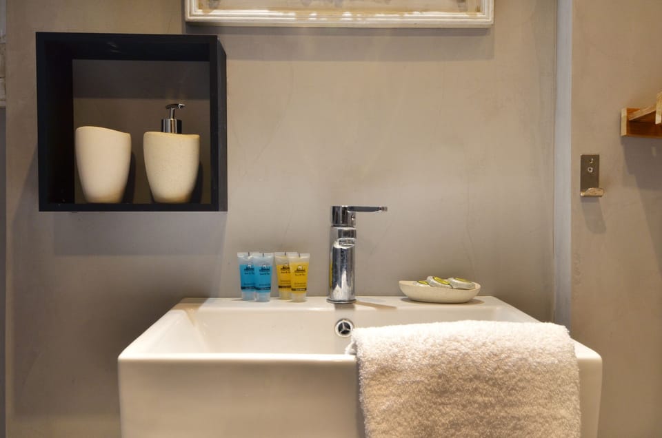 Apartment, 1 Bedroom, Balcony | Bathroom sink