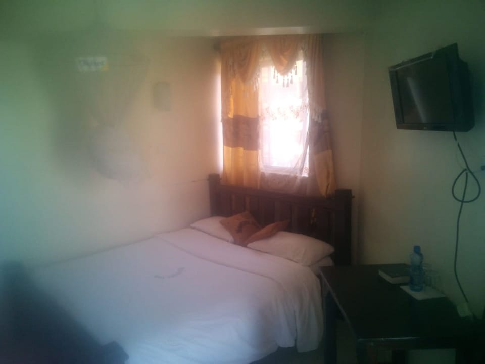 Standard Room | Desk, bed sheets