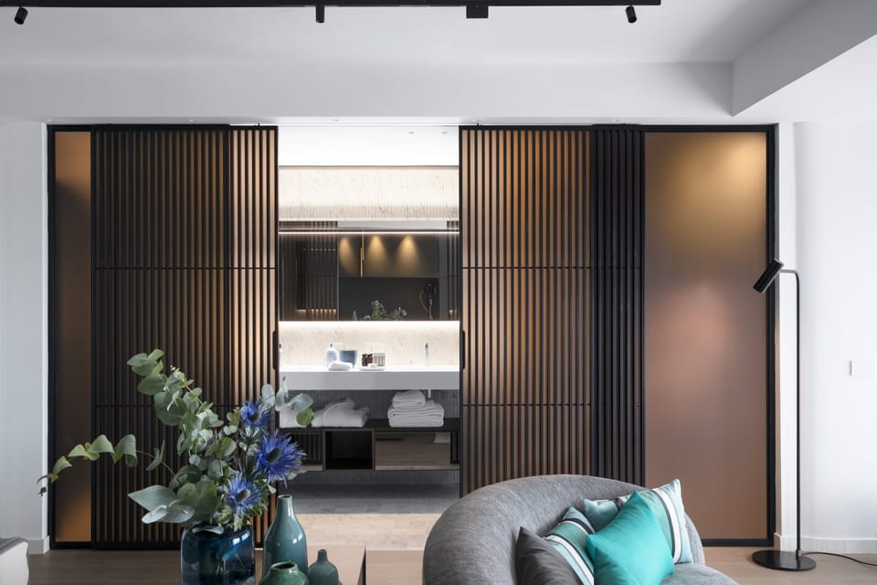 PENTHOUSE SUD | Bathroom | Rainfall showerhead, free toiletries, hair dryer, bathrobes