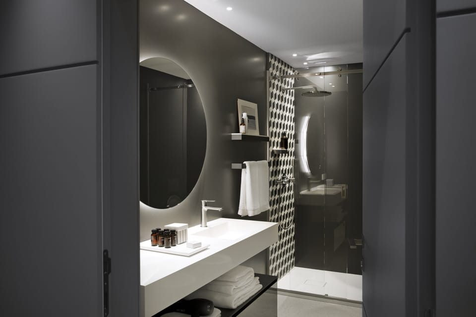 Family Duplex | Bathroom | Rainfall showerhead, eco-friendly toiletries, hair dryer, bathrobes