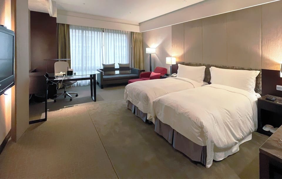 Executive Twin Room, 2 Twin Beds | Minibar, in-room safe, desk, laptop workspace