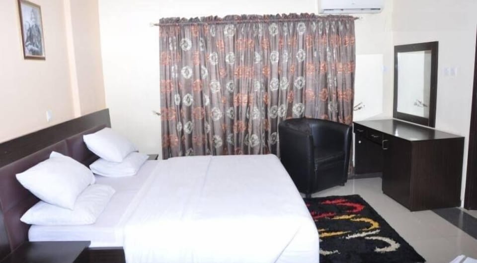 Basic Room | In-room safe, desk, laptop workspace, free WiFi
