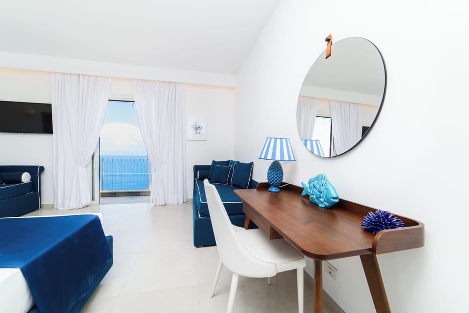 Junior Suite Deluxe, Terrazzo Vista Mare | Minibar, individually decorated, individually furnished, desk