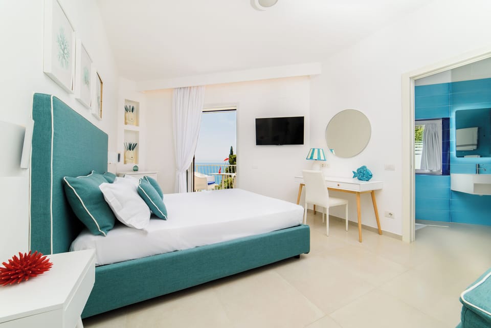 Junior Suite, Terrazzo Vista Mare | Minibar, individually decorated, individually furnished, desk