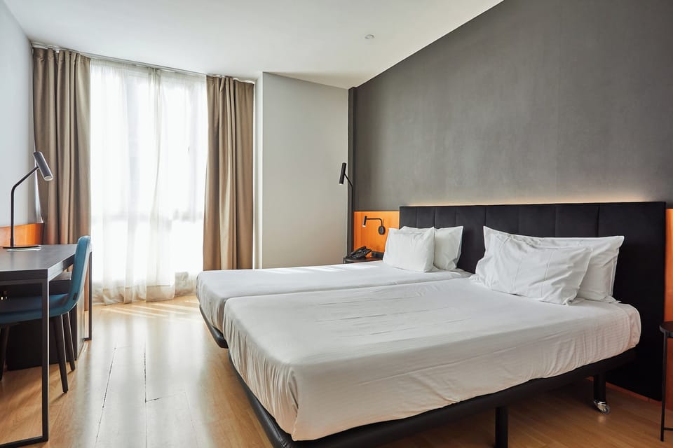 Club Room | Minibar, in-room safe, desk, blackout drapes