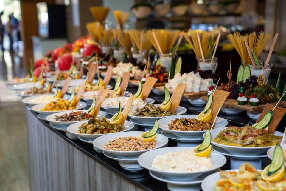 2 restaurants; breakfast, lunch, and dinner served