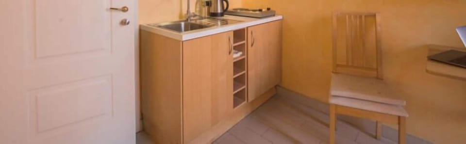 Economy Double or Twin Room, 1 Bedroom, Private External Bathroom | Private kitchen | Full-size fridge, oven, stovetop, dishwasher