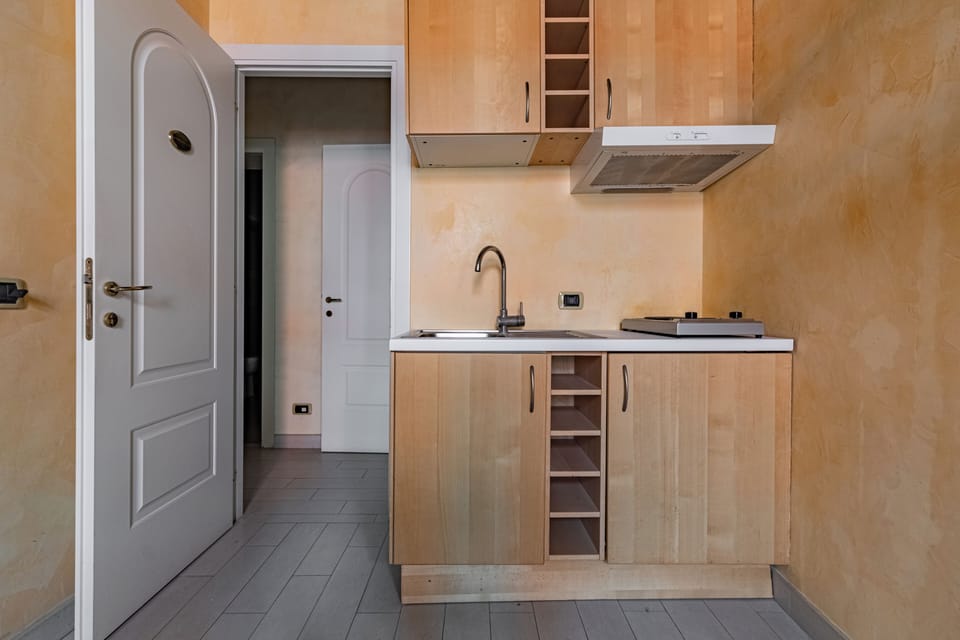 Economy Double or Twin Room, 1 Bedroom, Private External Bathroom | Private kitchen | Full-size fridge, oven, stovetop, dishwasher