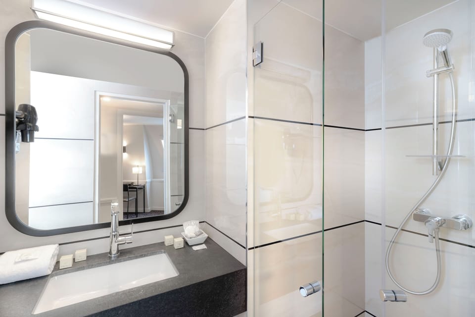 Family Apartment | Bathroom | Free toiletries, towels