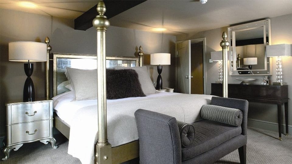 Suite, Main House | In-room safe, desk, laptop workspace, blackout drapes