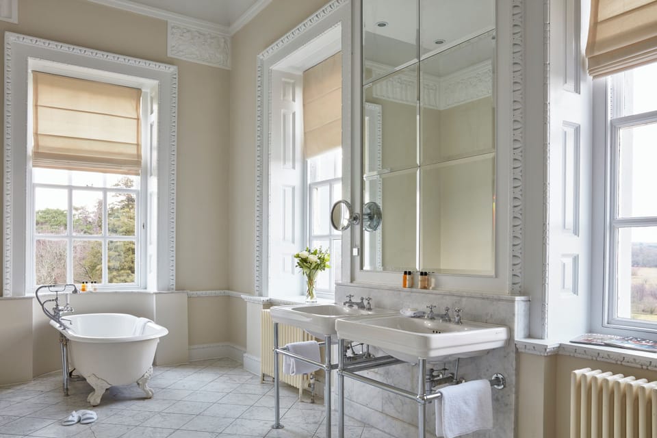 Junior Suite | Bathroom | Combined shower/tub, designer toiletries, hair dryer, bathrobes