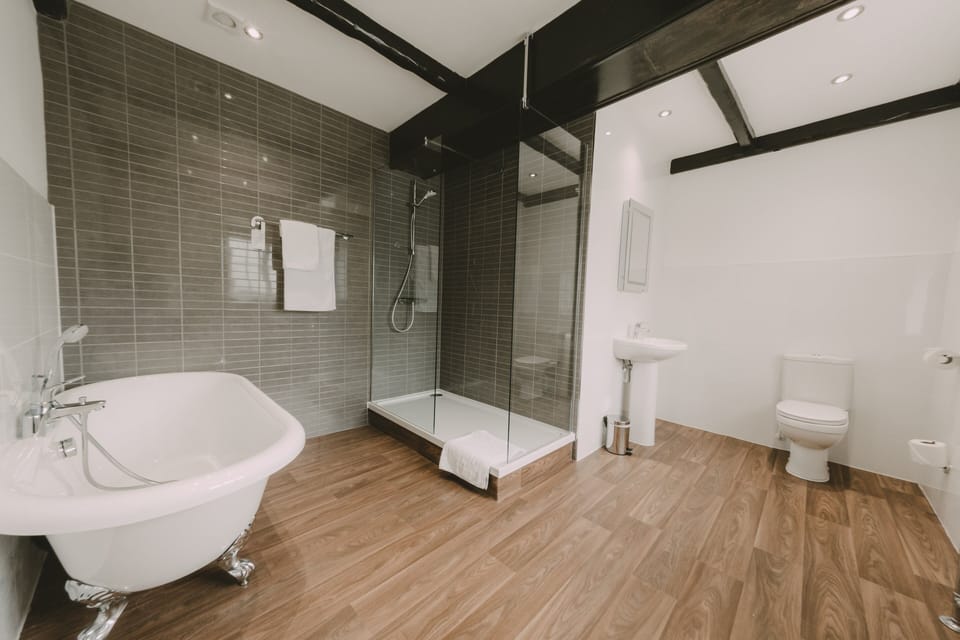 Combined shower/tub, deep soaking tub, free toiletries, hair dryer