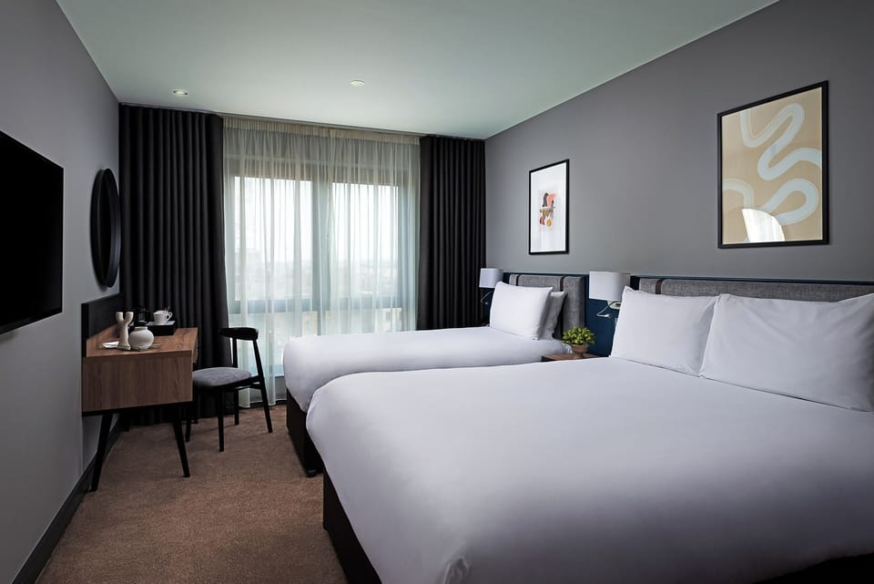 Triple Room | In-room safe, desk, iron/ironing board (on request), WiFi (free)