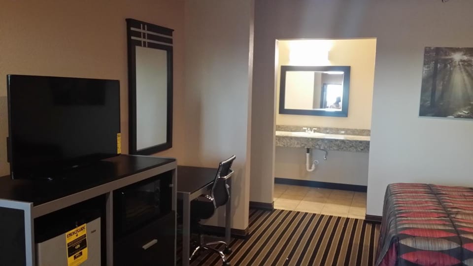 Laptop workspace, iron/ironing board, free WiFi, bed sheets