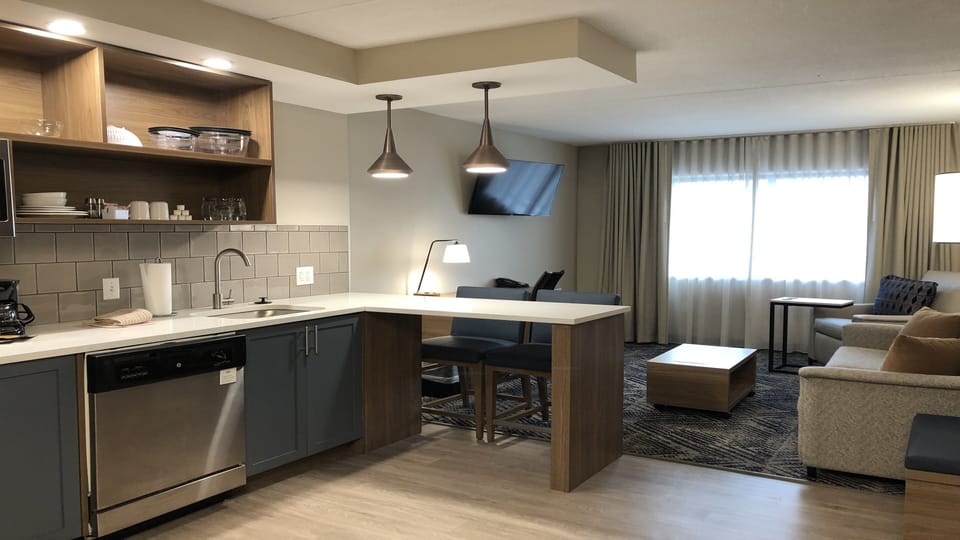 1 bedroom, premium bedding, pillowtop beds, desk