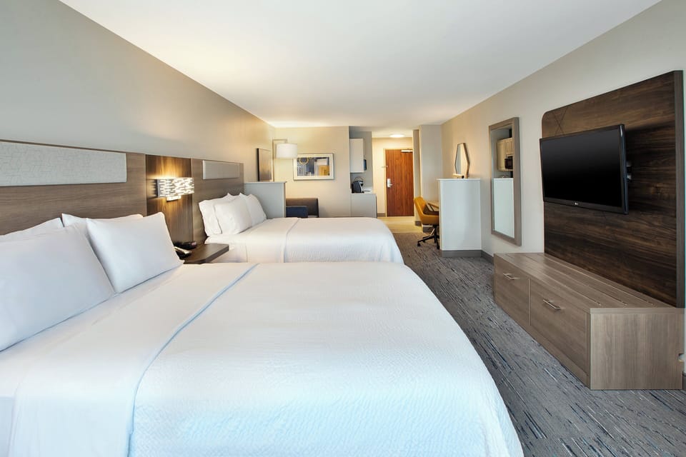 Suite, Multiple Beds | Hypo-allergenic bedding, in-room safe, desk, blackout drapes