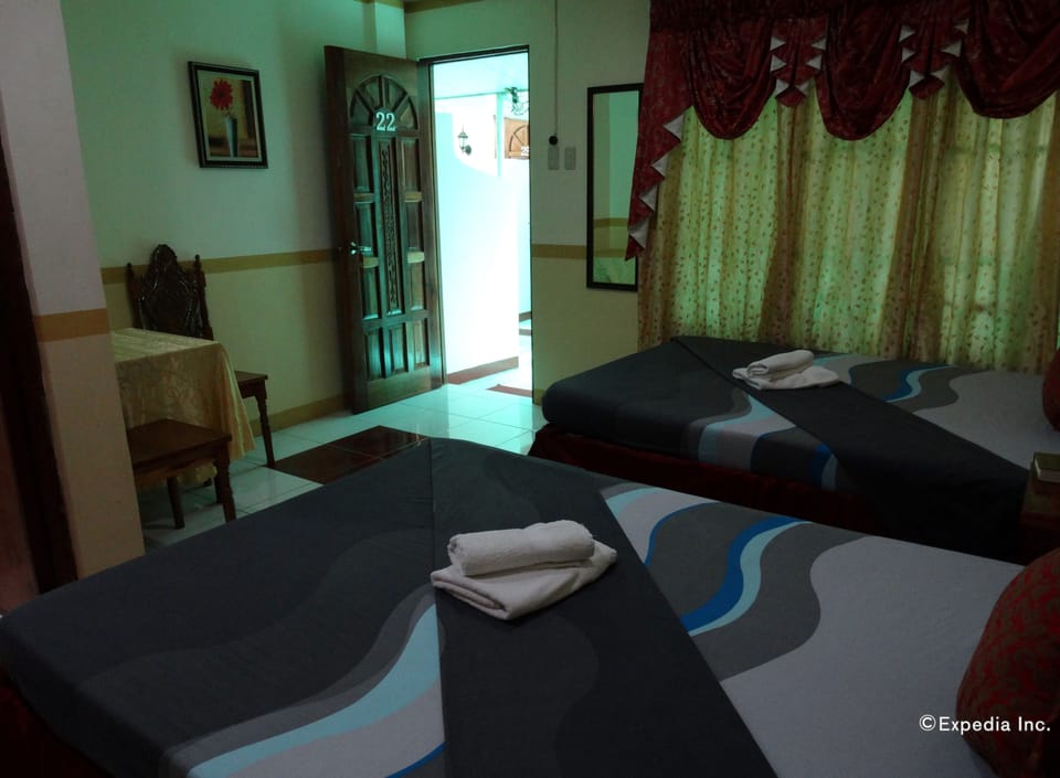 Premier Triple Room | Living area | TV