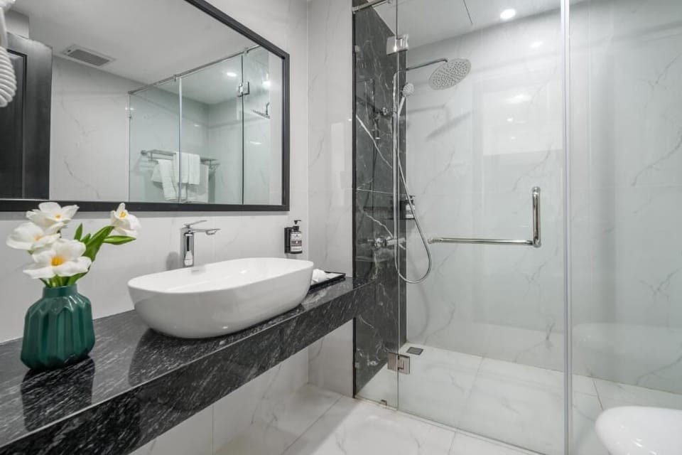 Shower, rainfall showerhead, free toiletries, hair dryer