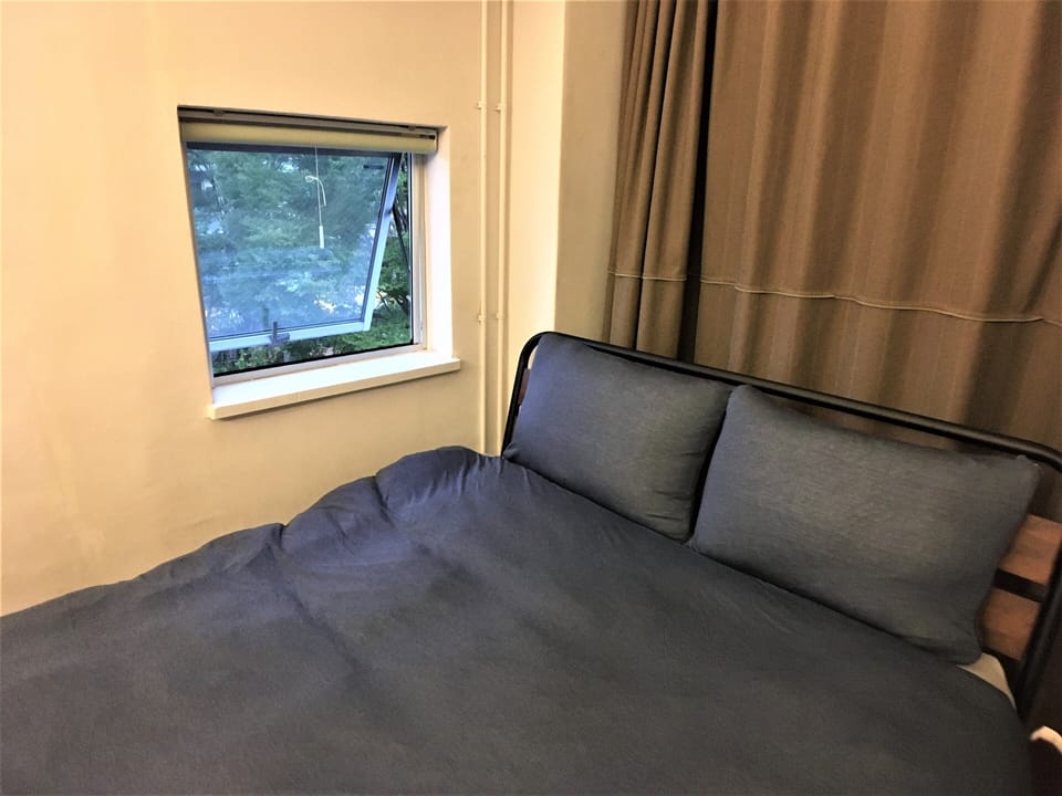 Room (/10) | Iron/ironing board, WiFi (free), bed sheets