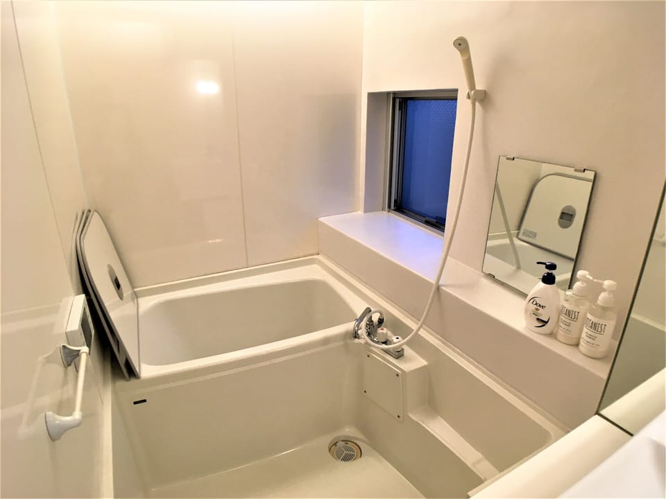 Room (/10) | Bathroom | Separate tub and shower, free toiletries, hair dryer, slippers