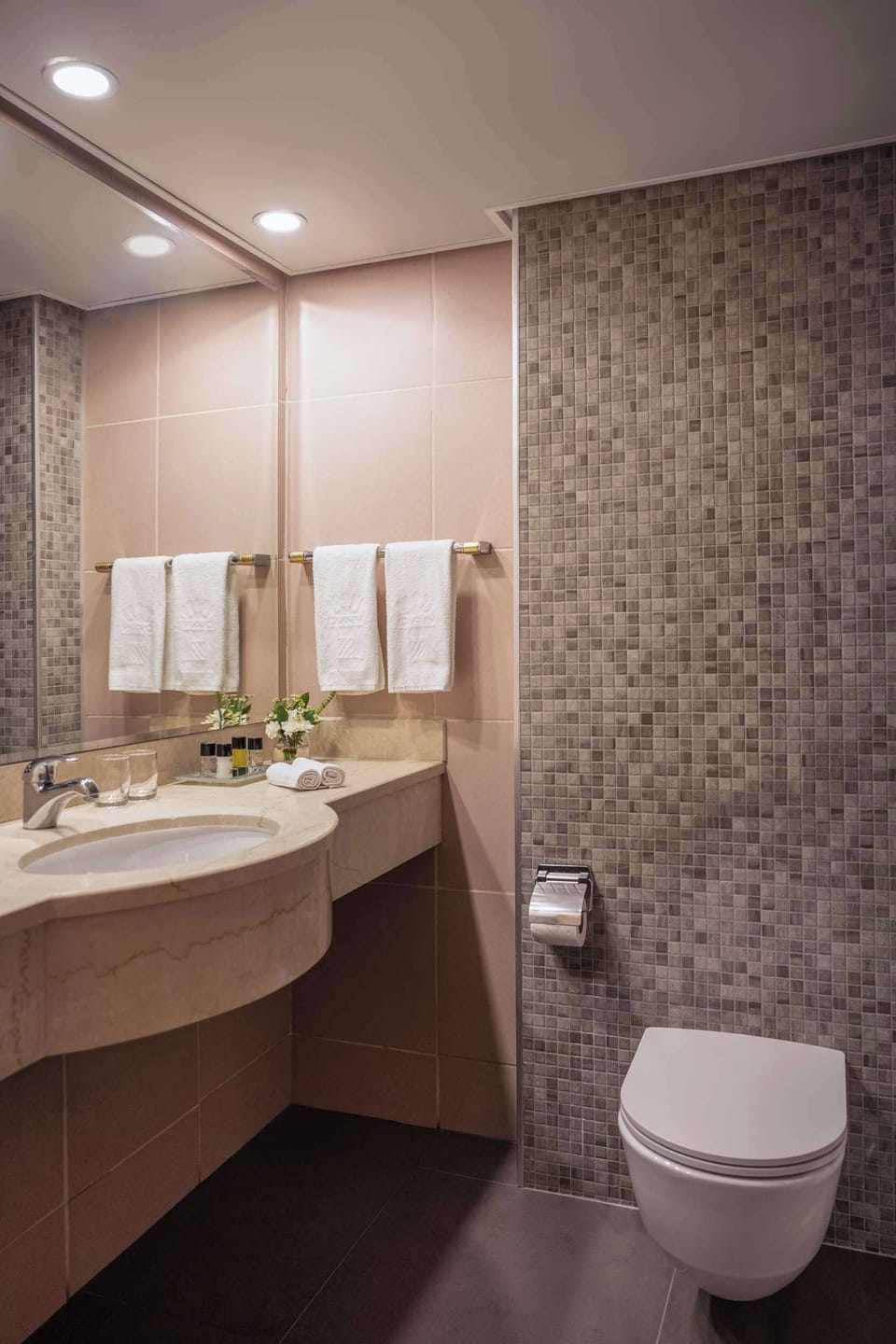 Bathtub, deep soaking tub, free toiletries, hair dryer