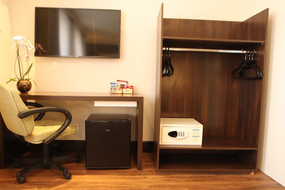 Standard Room, 1 Double Bed, Mobility Accessible | Minibar, in-room safe, desk, laptop workspace