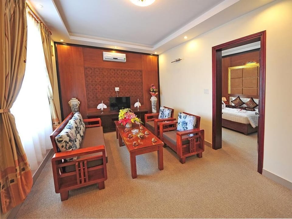 Suite | Living area | 32-inch flat-screen TV with cable channels, TV