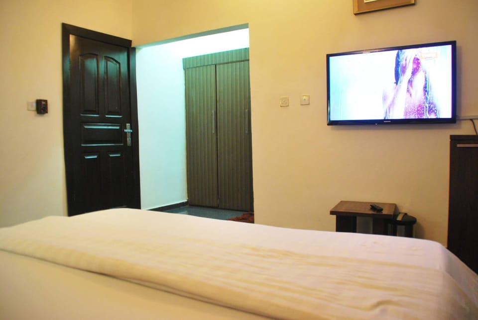 Classic Room | Minibar, desk, laptop workspace, blackout drapes