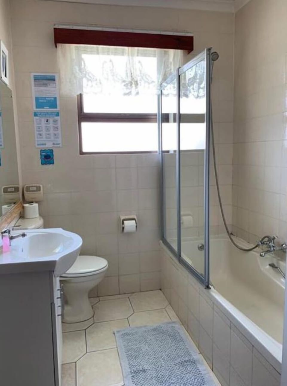 Combined shower/tub, free toiletries, towels, soap