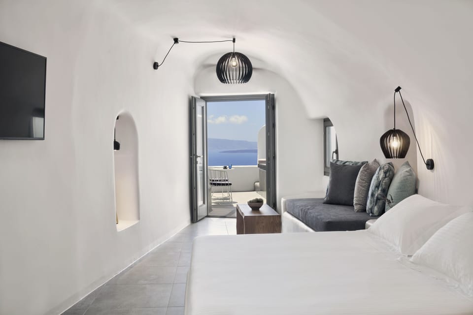 Superior Suite, 1 Bedroom, Jetted Tub, Sea View | 1 bedroom, in-room safe, soundproofing, iron/ironing board