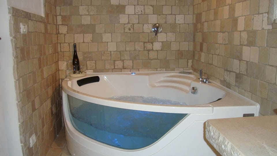 Superior Room, Kitchenette (Trullo with hydromassage) | Bathroom | Shower, free toiletries, hair dryer, slippers